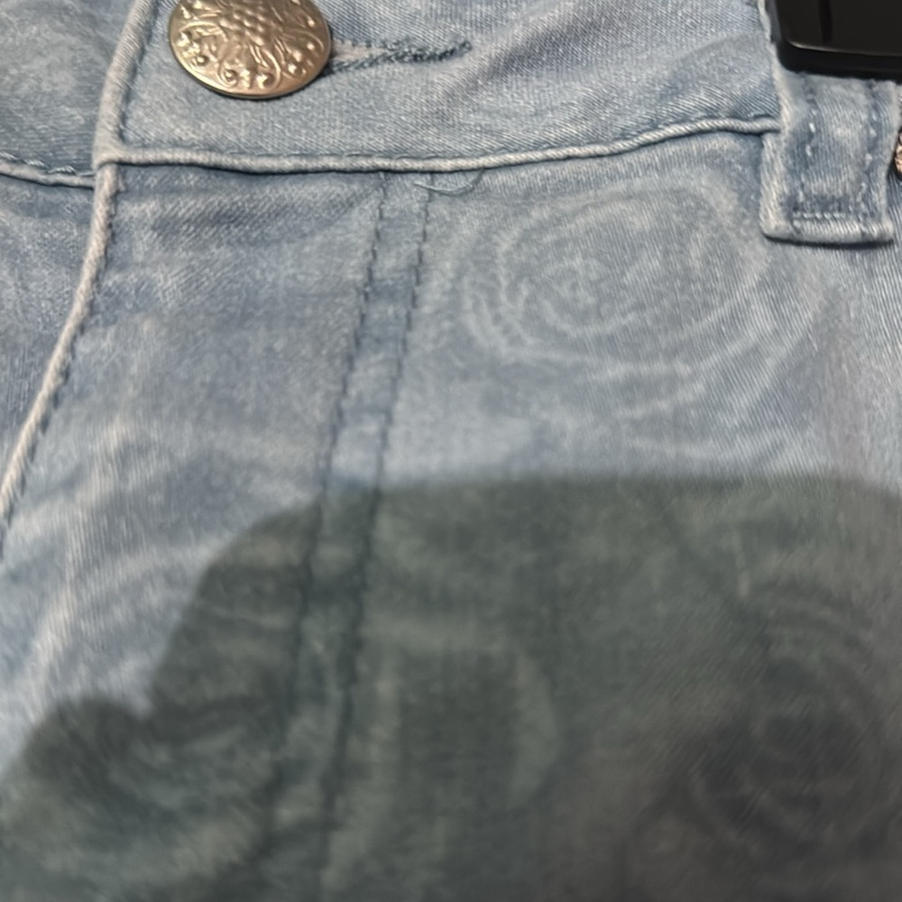 D.Jeans Rose Patterned Capri - Picture 4 of 4